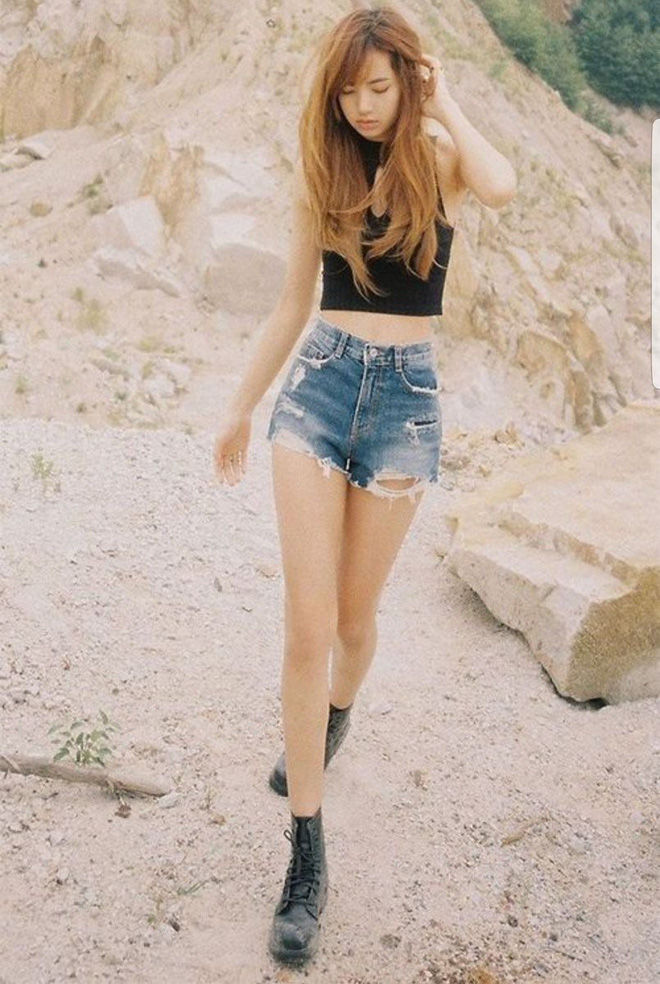 Tân binh IZ*ONE đọ lại được đôi chân dài của Lisa