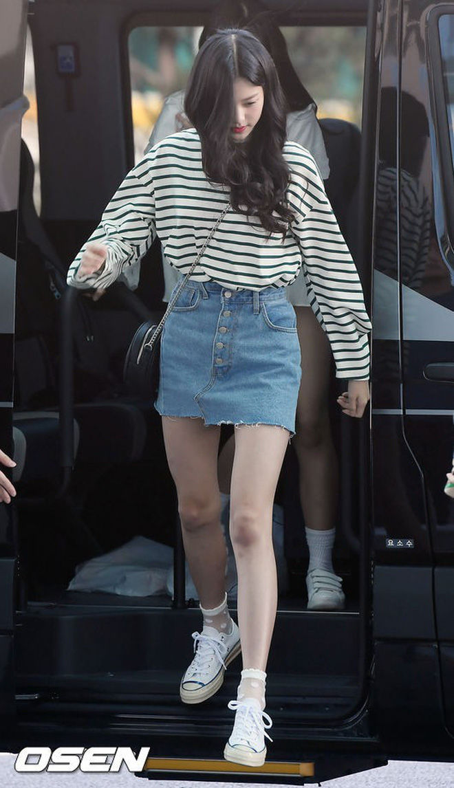 Tân binh IZ*ONE đọ lại được đôi chân dài của Lisa