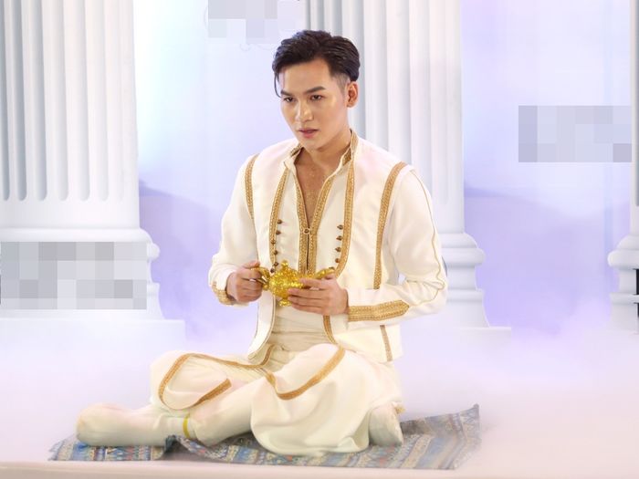 Thảm đỏ lồng lộn: Jolie hóa giấy gói quà, Trúc Nhân thành chó đốm