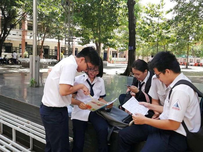 Sau 90 phút làm bài thi môn Toán, nhiều sĩ tử tự tin đạt điểm 8, 9