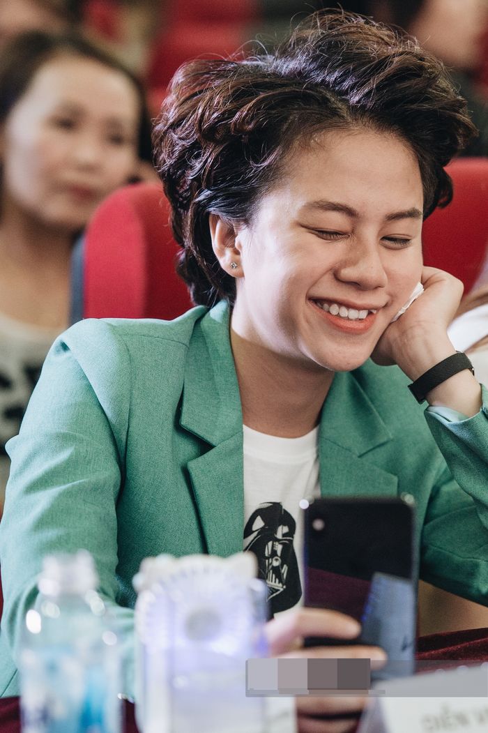 “Tomboy loi choi” Ánh Dương: không bánh bèo, diện suit mới đốn tim
