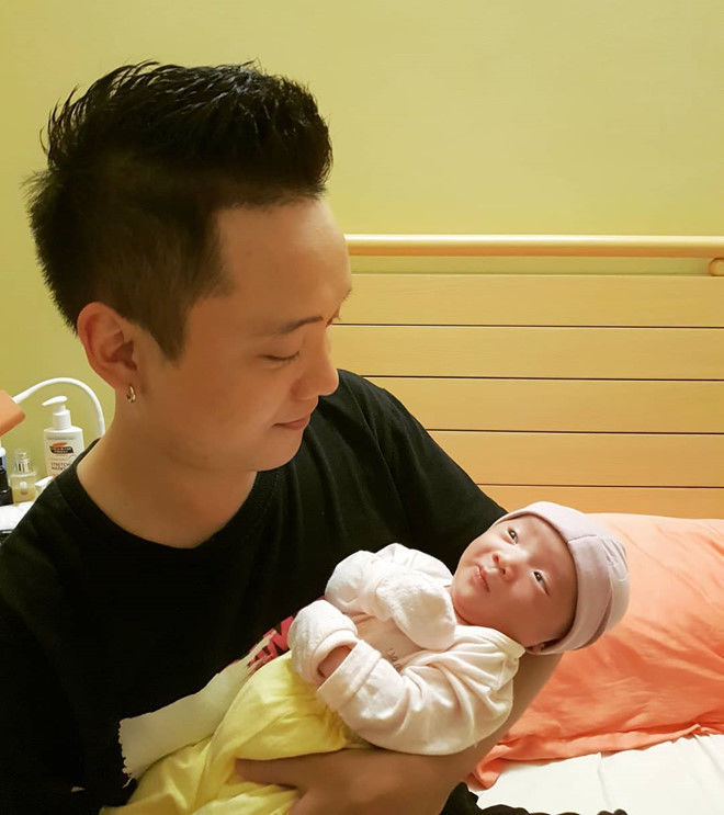 Trông con có tâm như các ông bố Vbiz: Hết làm con ngã lại ngủ quên