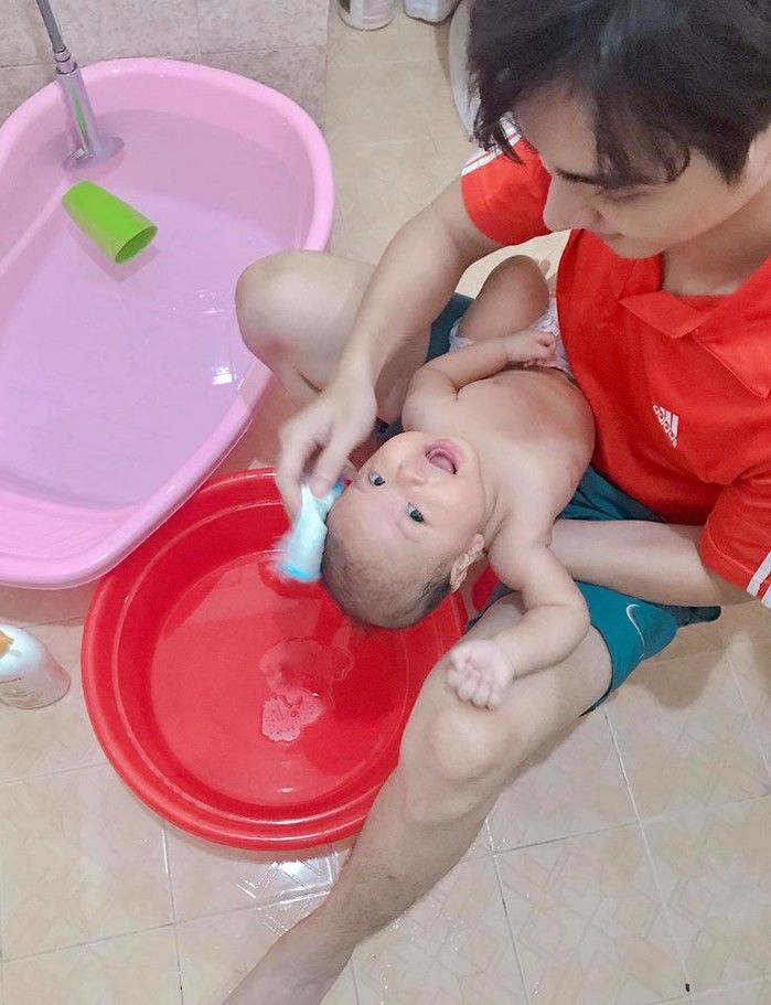 Trông con có tâm như các ông bố Vbiz: Hết làm con ngã lại ngủ quên