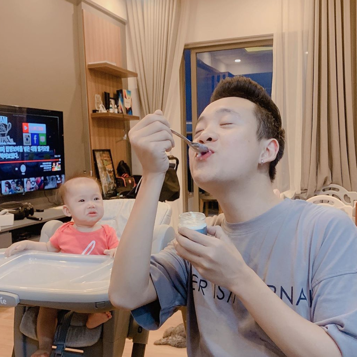 Trông con có tâm như các ông bố Vbiz: Hết làm con ngã lại ngủ quên