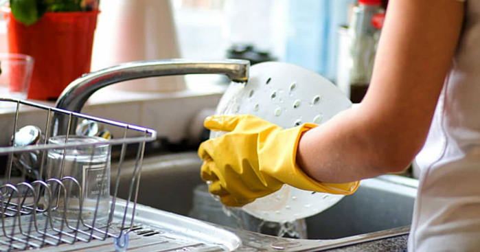 Tự làm việc nhà để tiết kiệm tiền - sai lầm khiến bạn không hạnh phúc