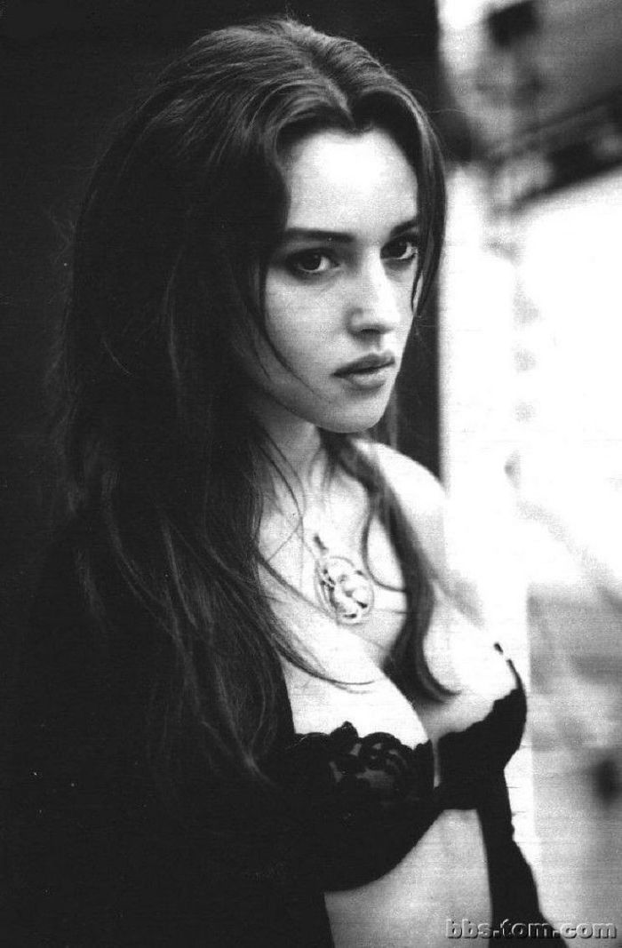 Vẻ đẹp thách thức thời gian của Monica Bellucci