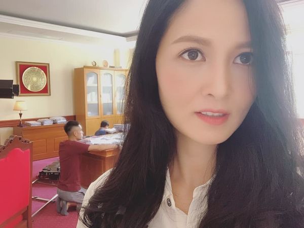 Vẻ ngoài trẻ trung, sành điệu của diễn viên Thúy Hà Về Nhà Đi Con