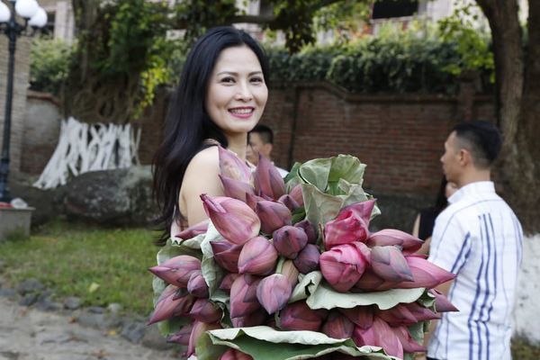 Vẻ ngoài trẻ trung, sành điệu của diễn viên Thúy Hà Về Nhà Đi Con