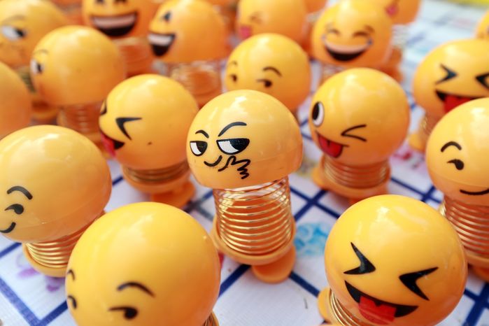 Ý nghĩa của những con lò xò màu vàng ám ảnh những ngày qua