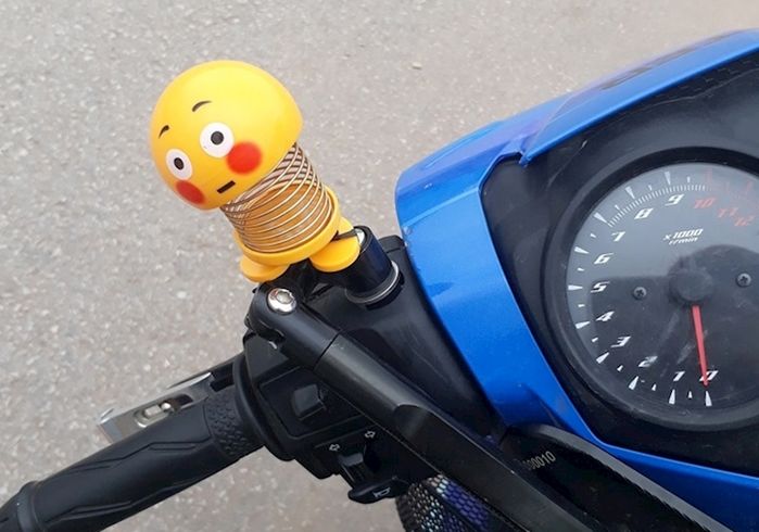 Ý nghĩa của những con lò xò màu vàng ám ảnh những ngày qua