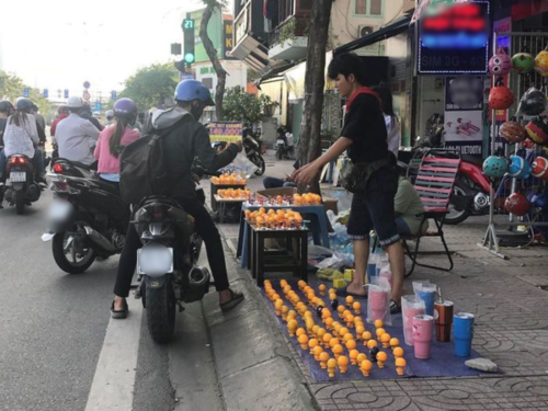 Ý nghĩa của những con lò xò màu vàng ám ảnh những ngày qua