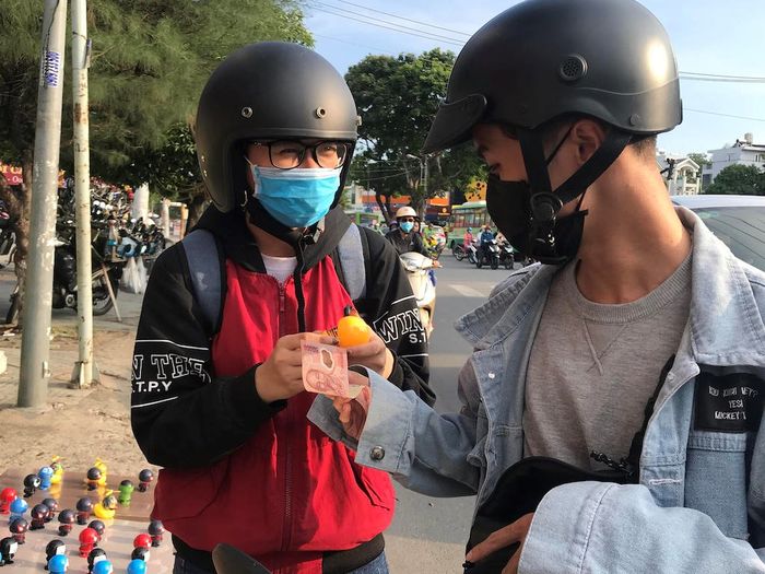 Ý nghĩa của những con lò xò màu vàng ám ảnh những ngày qua