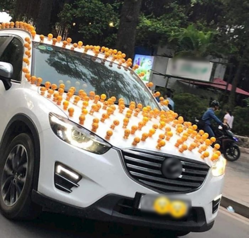 Ý nghĩa của những con lò xò màu vàng ám ảnh những ngày qua