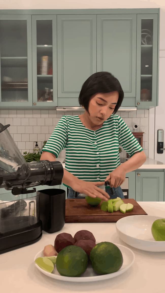 Tuyệt chiêu giữ vóc dáng thon gọn của Châu Bùi