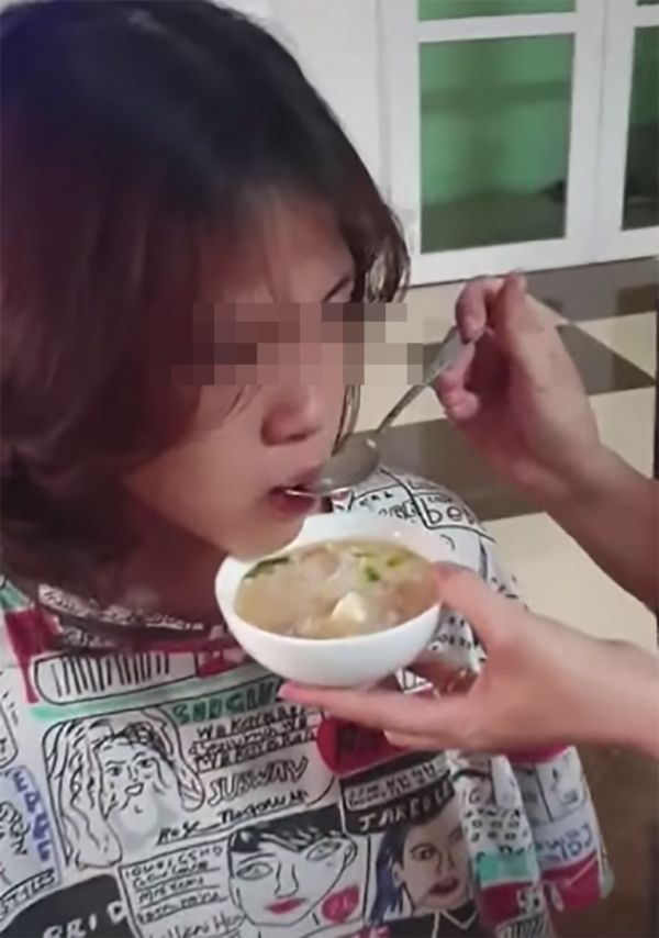 Nữ sinh lớp 9 gây chú ý khi nũng nịu đòi mẹ đút từng muỗng cơm