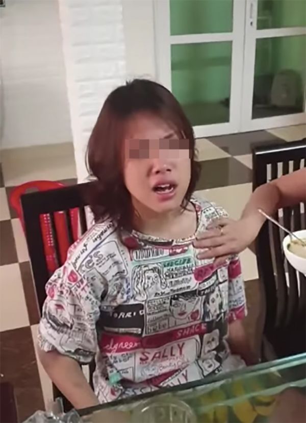 Nữ sinh lớp 9 gây chú ý khi nũng nịu đòi mẹ đút từng muỗng cơm
