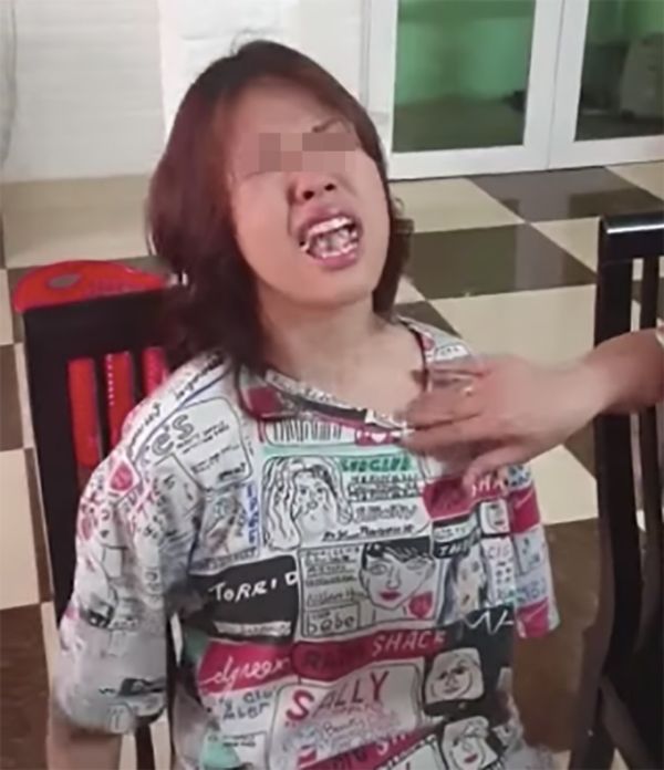 Nữ sinh lớp 9 gây chú ý khi nũng nịu đòi mẹ đút từng muỗng cơm