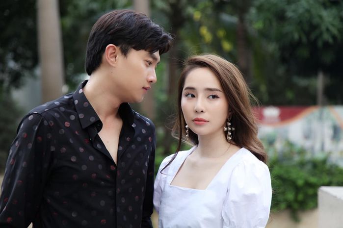Phụ nữ hiện đại độc lập và xinh đẹp và quyến rũ