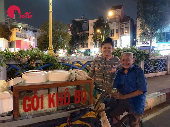 Chiếc xe gỏi khô bò và chuyện tình yêu của đôi vợ chồng già ở Sài Gòn