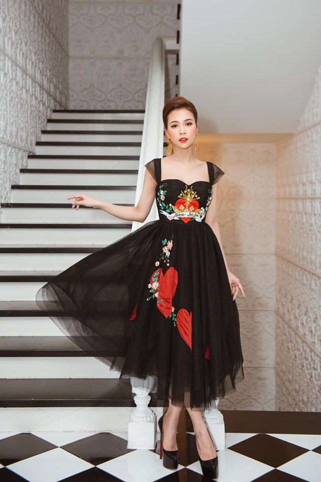 Phong cách sao Việt: Lan Ngọc khoe sắc vóc gợi cảm
