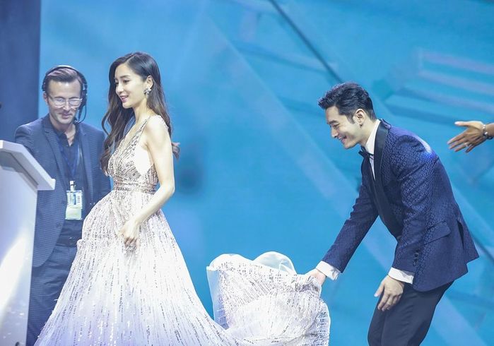 AngelaBaby - Huỳnh Hiểu Minh, người trông con kẻ say khướt bên bạn bè
