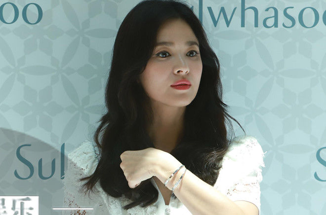 Ảnh chụp vội hậu ly hôn: Song Hye Kyo vẫn ngời ngời thần thái