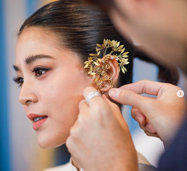  Apinya Sakuljaroensuk làm lễ cưới cùng bạn trai kén 3 tuổi