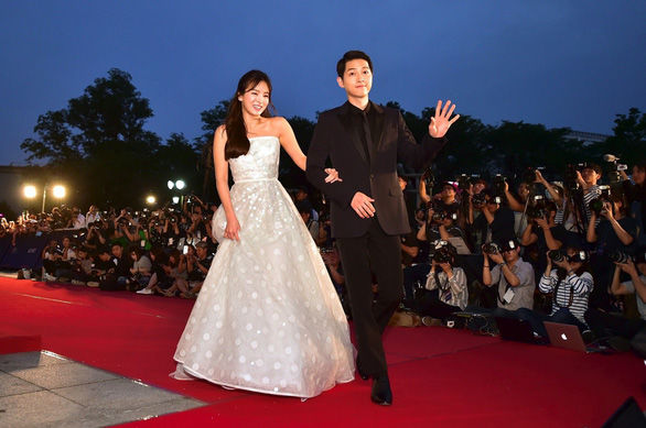 Báo Trung đưa tin Song Joong Ki quyết đâm đơn ly hôn vì Song Hye Kyo c