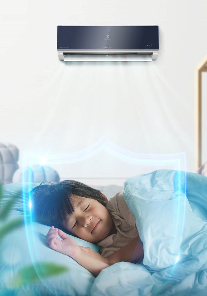 Bé trai bị liệt cơ mặt do ngủ lạnh ban đêm