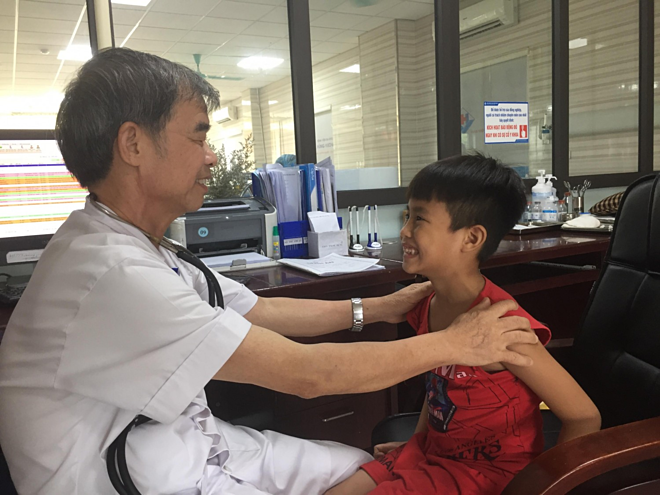 Bé trai bị liệt cơ mặt do ngủ lạnh ban đêm