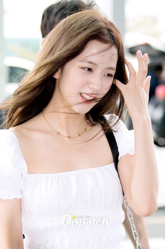 BlackPink đọ sắc với girlgroup hot nhất nhà CUBE gây náo loạn sân bay