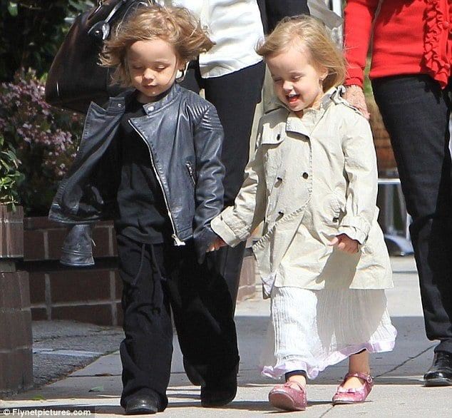 Cặp sinh đôi nhà Brangelina lớn lên với tính cách đối lập ngoại hình