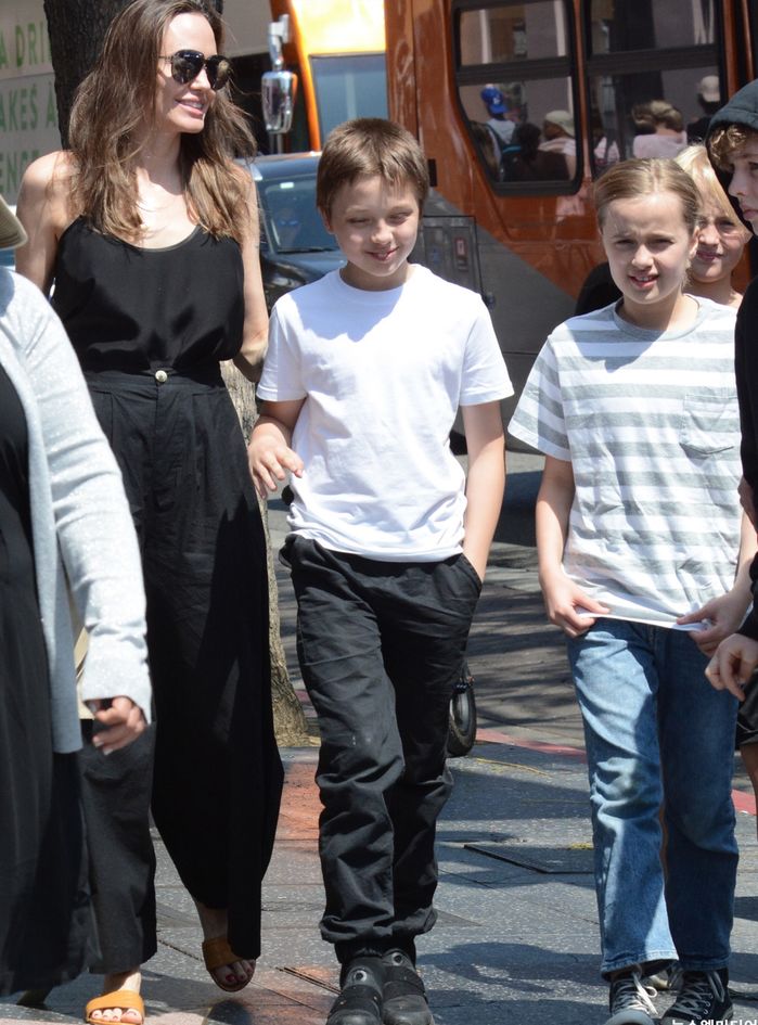 Cặp sinh đôi nhà Brangelina lớn lên với tính cách đối lập ngoại hình