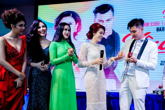 Thu Thủy e ấp bên ông xã, Ngô Kiến Huy và cún cưng biểu cảm đùa nhây