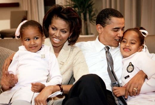 Chuyện tình giữa cựu Tổng thống Mỹ Barack Obama và phu nhân Michelle