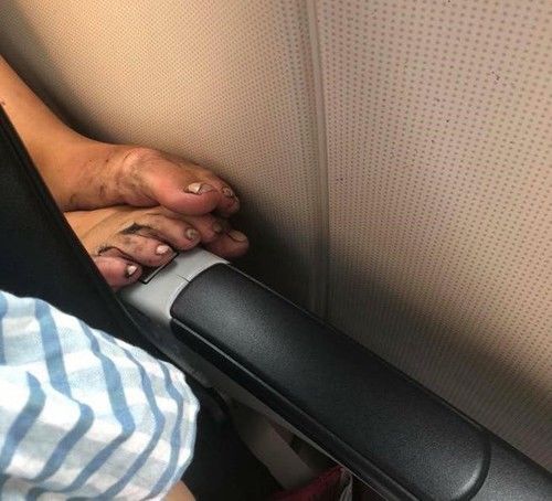 Vô tư gác chân lên đầu người ngồi trước trong rạp phim