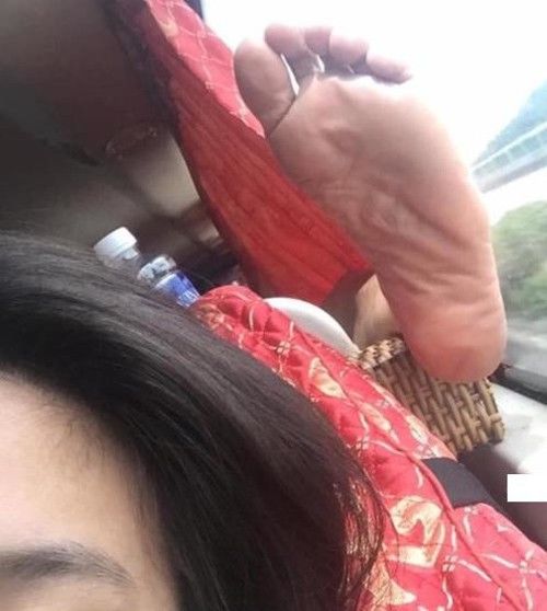 Vô tư gác chân lên đầu người ngồi trước trong rạp phim