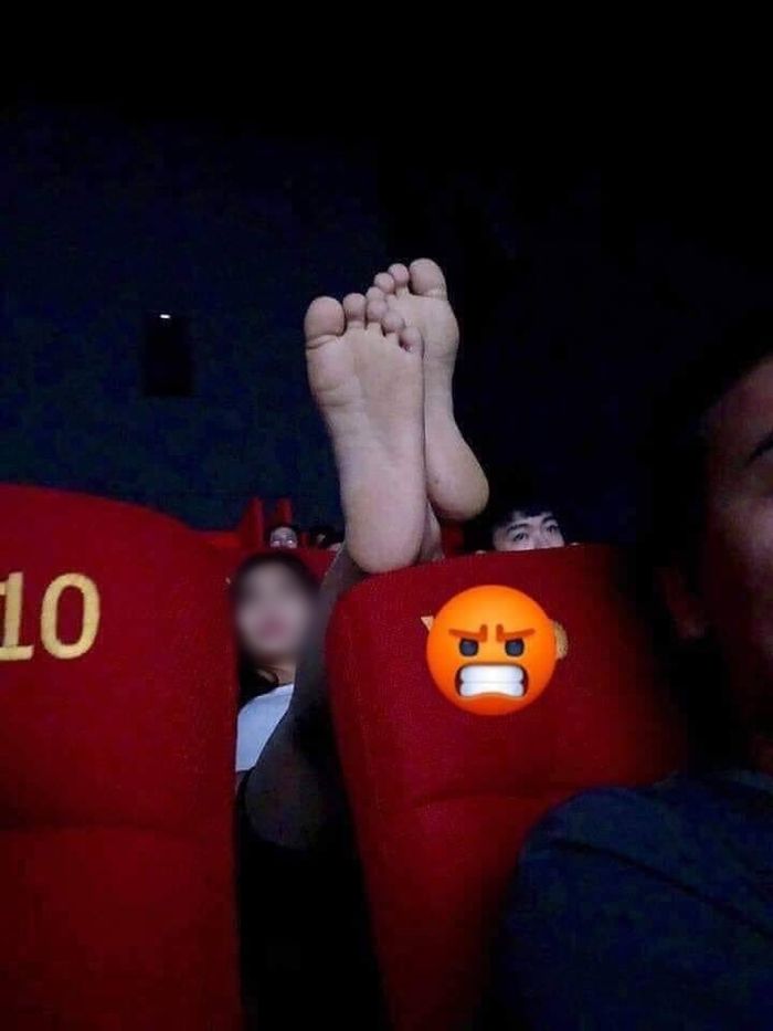 Vô tư gác chân lên đầu người ngồi trước trong rạp phim