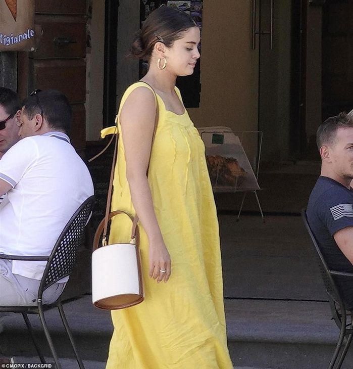 “Công chúa Disney” Selena Gomez để lộ thân hình xồ xề như mang thai 