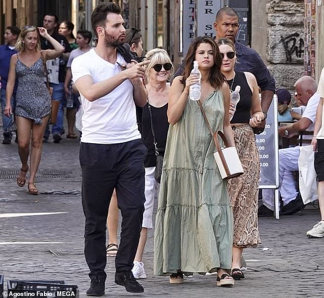 “Công chúa Disney” Selena Gomez để lộ thân hình xồ xề như mang thai