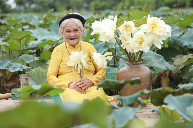 Cụ bà 90 tuổi xì tin, thần thái bên hồ sen khiến ai cũng trầm trồ