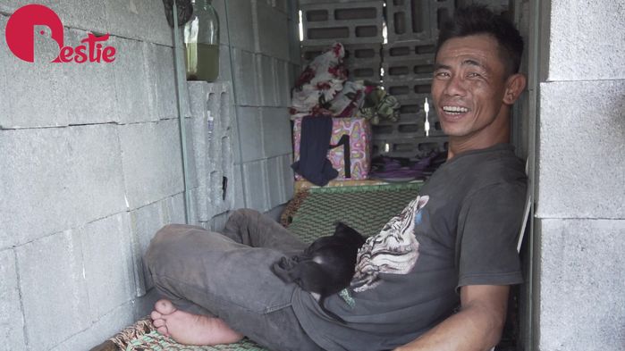 Cuộc sống hiện tại của anh đánh giày câm khi mất đi chú chó mù