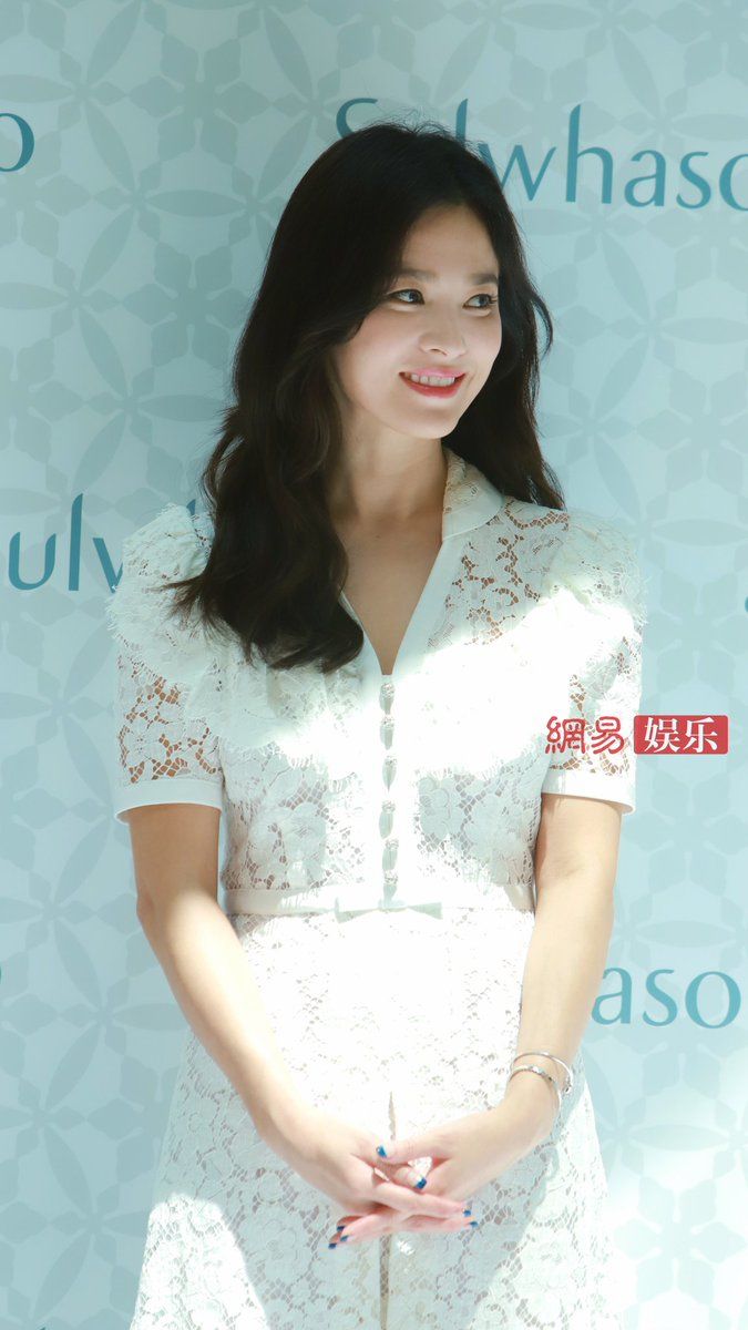 Song Hye Kyo xuất hiện sau ly hôn với gương mặt hốc hác
