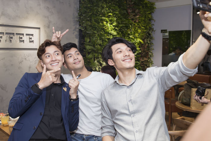 Dàn nghệ sĩ Việt chúc mừng Ngô Kiến Huy khai trương quán cà phê