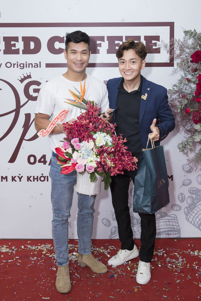 Dàn nghệ sĩ Việt chúc mừng Ngô Kiến Huy khai trương quán cà phê