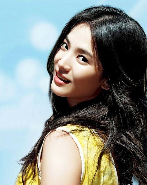 Đọ nhan sắc Song Hye Kyo và 4 mỹ nhân nóng bỏng vây quanh Joong Ki