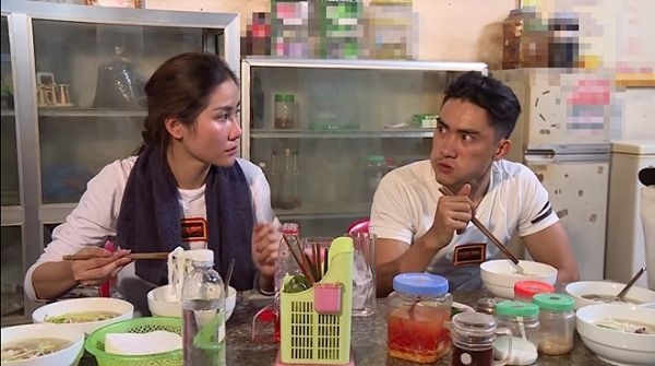 Dù bịt mắt nhưng vẫn đập niêu khá sành sỏi, đội trắng “Cuộc đua kỳ thú