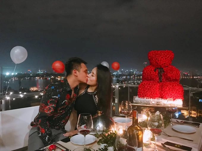 Nhẫn cầu hôn của người đẹp Việt khiên fan ganh tị