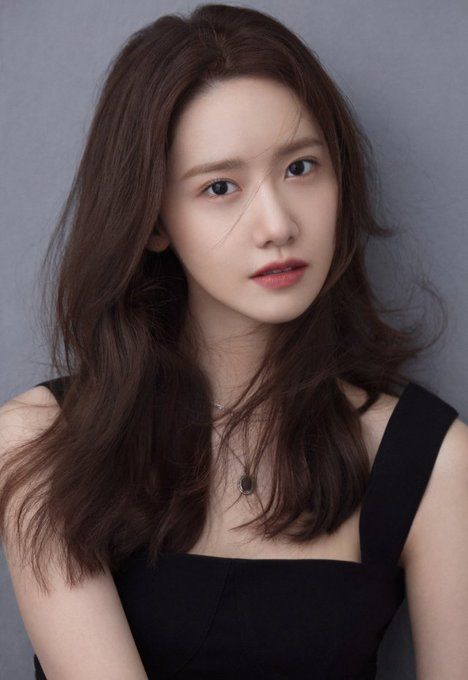 Hình ảnh so sánh nhan sắc YoonA thời mới debut và hiện tại