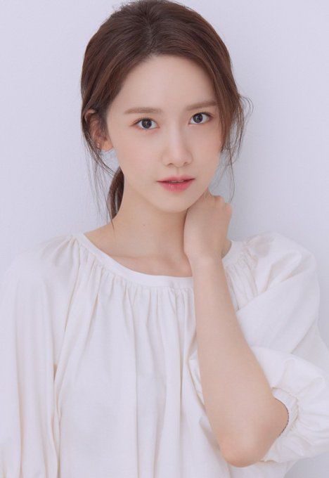 Hình ảnh so sánh nhan sắc YoonA thời mới debut và hiện tại